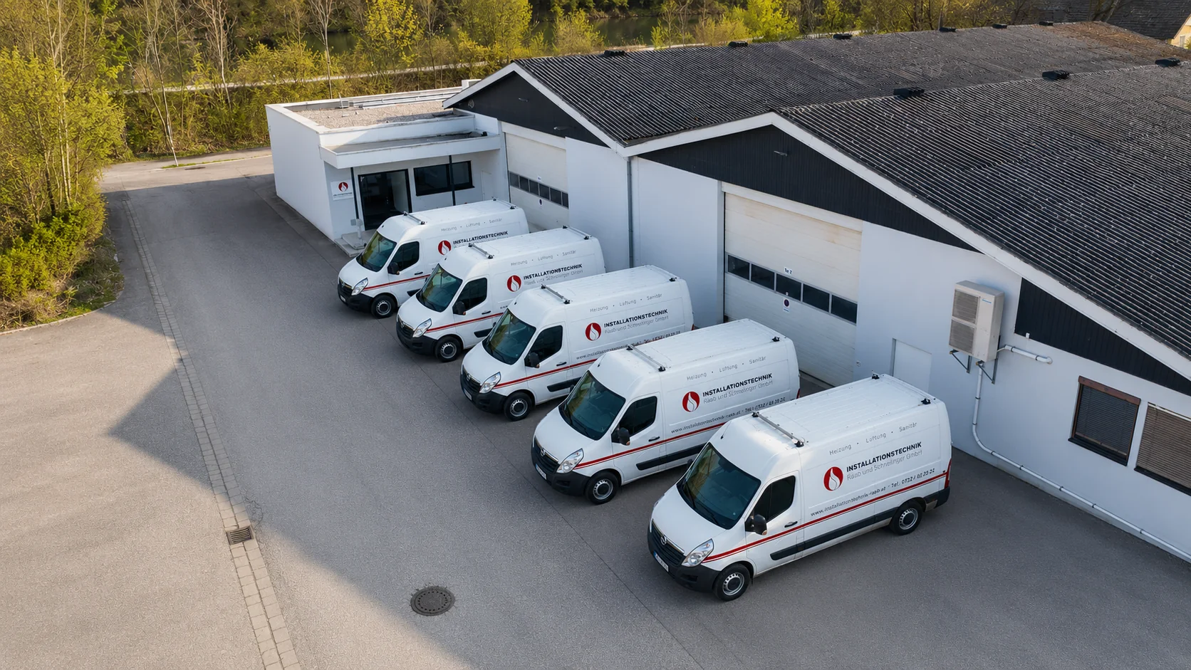 Firmenstandort von Installationstechnik Raab und Schnellinger mit Servicefahrzeugen